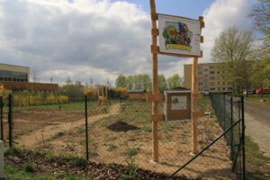 Eine Holzkonstruktion mit Schild und einem Schaukasten.